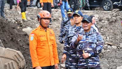 Panglima Komando Armada RI (Pangkoarmada RI), Laksamana Madya TNI Dr. Denih Hendrata, S.E., M.M., memimpin langsung peninjauan dan penyaluran bantuan kemanusiaan