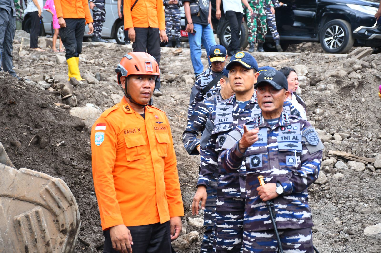 Panglima Komando Armada RI (Pangkoarmada RI), Laksamana Madya TNI Dr. Denih Hendrata, S.E., M.M., memimpin langsung peninjauan dan penyaluran bantuan kemanusiaan