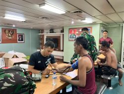 KRI Banjarmasin 592 Evakuasi 12 ABK KM Putra Kwantan di Laut Arafuru dalam Operasi SAR Dramatis