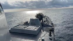 Detik detik Meriam Kekuatan Besar KRI Prabu Siliwangi Luncurkan