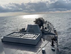 Detik detik Meriam Kekuatan Besar KRI Prabu Siliwangi Luncurkan