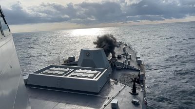 Meriam 127 mm milik KRI Prabu Siliwangi-321