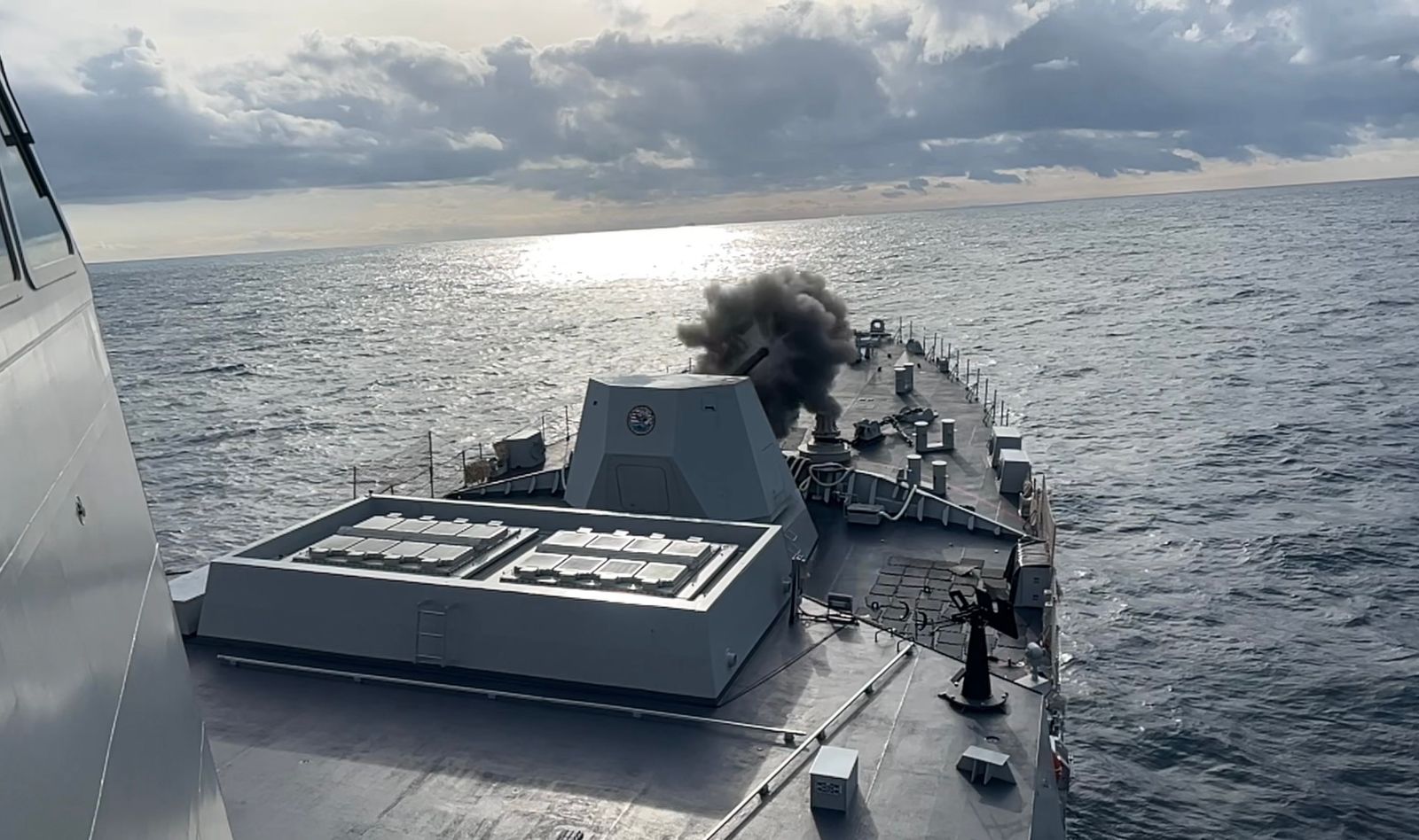 Meriam 127 mm milik KRI Prabu Siliwangi-321