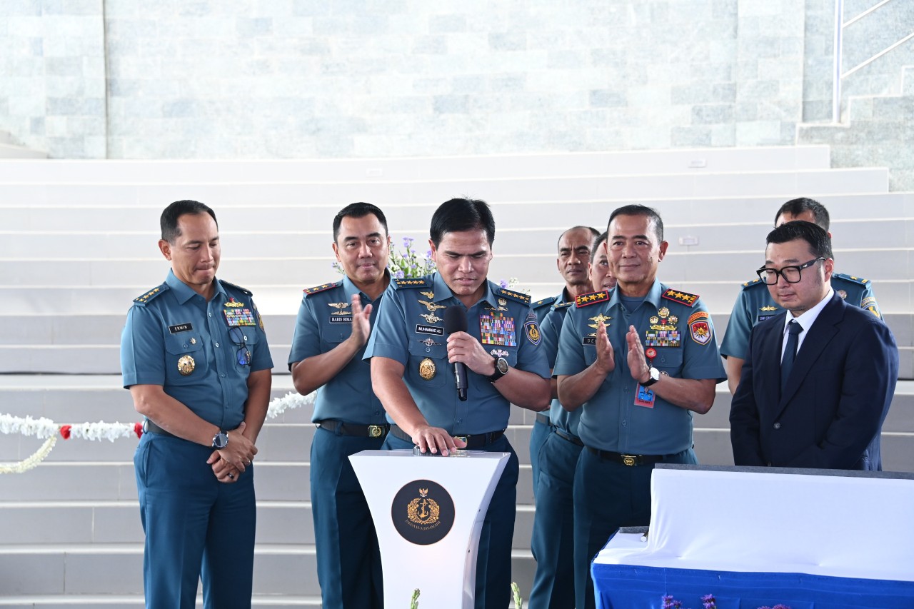 Kepala Staf Angkatan Laut (Kasal) Laksamana TNI Dr. Muhammad Ali meresmikan Gedung Damage Control Simulator