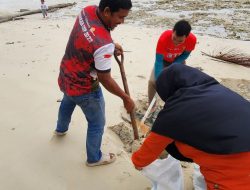 Pemuda Natuna Gotong Royong Cegah Abrasi di Tengah Cuaca Ekstrem