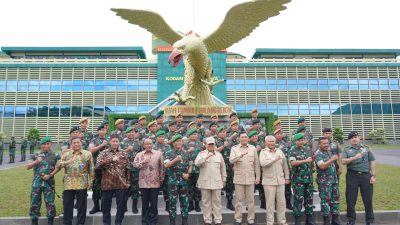 Foto semasa Menteri Pertahanan Republik Indonesia Prabowo Subianto, kini Presiden Indonesia beliau melakukan kunjungan ke Markas Kodam II/Sriwijaya Jalan Jenderal Sudirman KM 2,5 Palembang, Jum’at (15/7/2022).