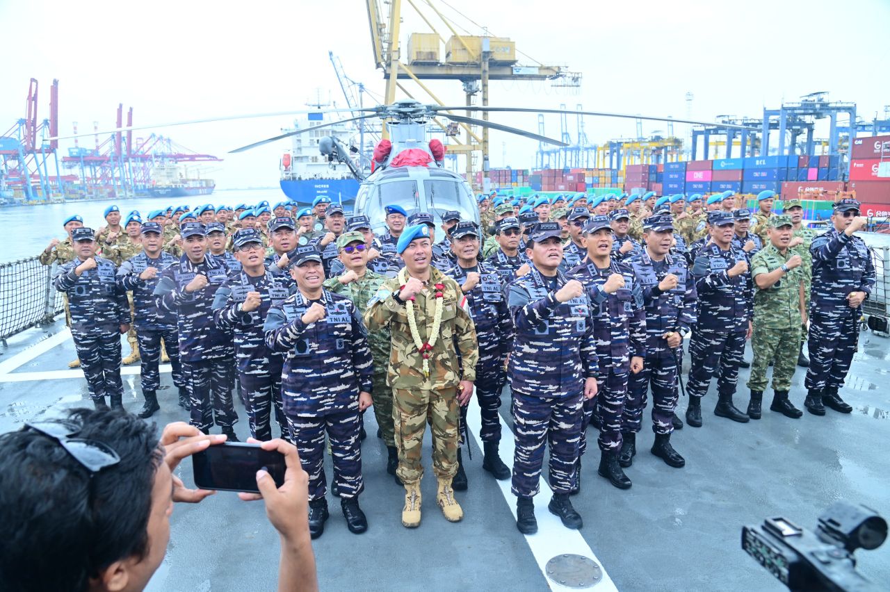 Kapal perang Republik Indonesia itu berlabuh di Dermaga Mako Kolinlamil, Jakarta, pada Minggu (1/2), disambut oleh Kepala Staf Angkatan Laut (Kasal) Laksamana TNI Dr. Muhammad Ali dan Panglima Komando Armada II