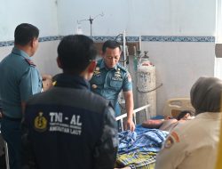 TNI AL Bergerak Cepat Evakuasi 9 Korban Kebakaran Kapal Nelayan di Paotere Makassar