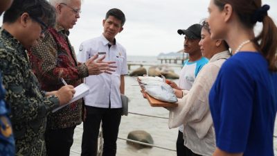 Kuasa Usaha ad Interim Peter Haymond memimpin delegasi AS