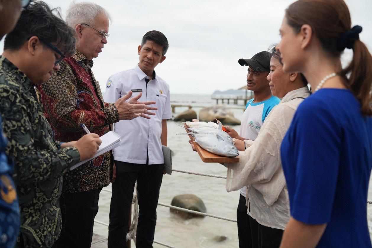 Kuasa Usaha ad Interim Peter Haymond memimpin delegasi AS