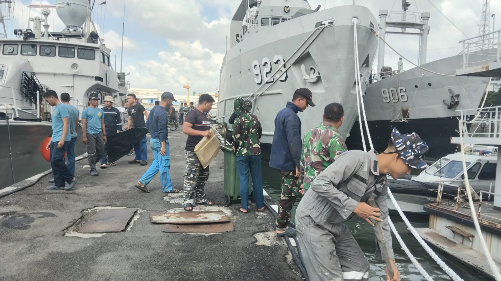 bersih-bersih dermaga di Daerah Basis Angkatan Laut