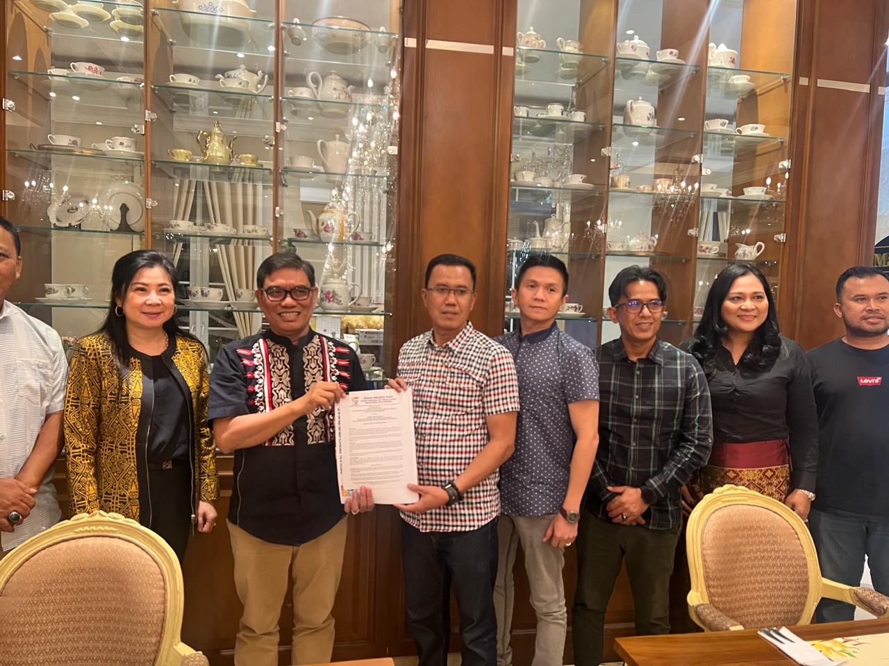 Penyerahan Surat Keputusan (SK) kepengurusan Dewan Pengurus Daerah (DPD I) APPMBGI Provinsi Kepri oleh Ketua Umum Dewan Pengurus Pusat (DPP) APPMBGI, Dr. Ir. Abdul Rivai Ras, M.M., M.S., M.Si., IPU., ASEAN Eng. kepada Muh Nasrul Arsyad, S.H., M.Si.