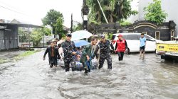 TNI Angkatan laut Evakuasi Warga Terjebak Banjir Bali