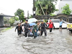 TNI Angkatan laut Evakuasi Warga Terjebak Banjir Bali