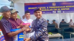 Angkatan Laut Bakti Sosial Cek Kesehatan Warga Desa Busung Kabupaten Bintan