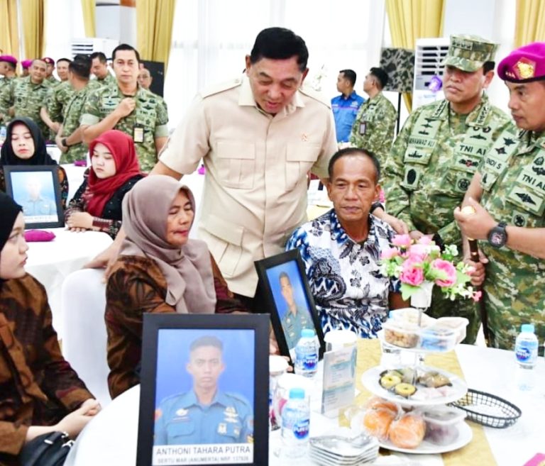 Menteri Pertahanan Republik Indonesia (Menhan RI) Jenderal TNI (Purn.) Sjafrie Sjamsoeddin didampingi Kepala Staf Angkatan Laut (Kasal) Dr. Muhammad Ali mengunjungi Markas Komando Korps Marinir (Mako Kormar),
