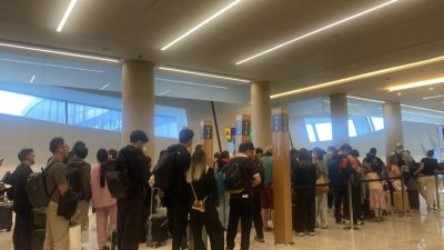 Antrian penumpang pesawat Etihad yang akan terbang ke Singapura di tengah pengetatan aktivitas ruang udara akibat ketegangan geopolitik di kawasan Timur Tengah, Kamis (5/3/2026). (ANTARA/Hanni Sofia)