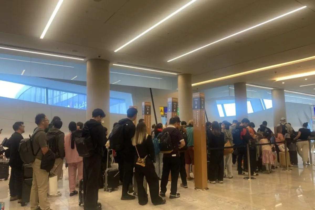 Antrian penumpang pesawat Etihad yang akan terbang ke Singapura di tengah pengetatan aktivitas ruang udara akibat ketegangan geopolitik di kawasan Timur Tengah, Kamis (5/3/2026). (ANTARA/Hanni Sofia)