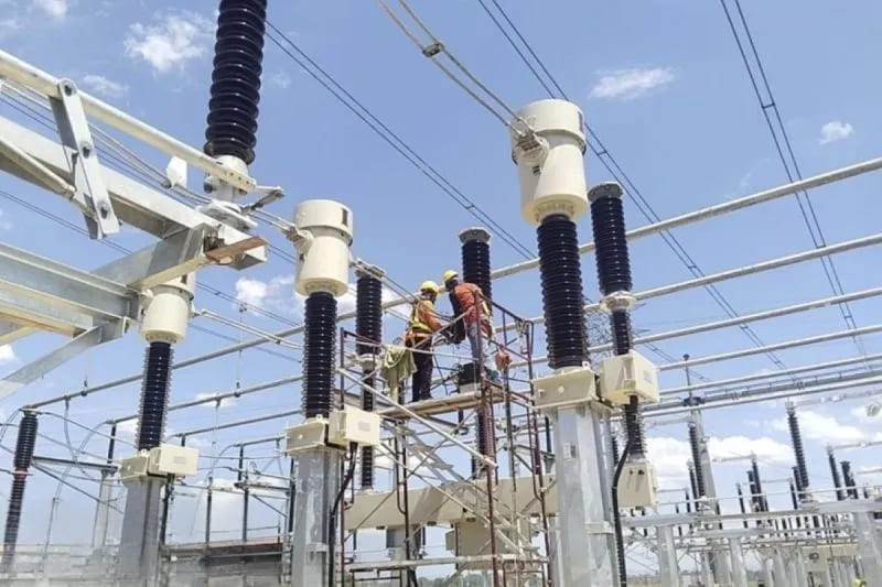 Petugas PLN NPC ketika melakukan pengecekan akhir pada infrastruktur kelistrikan Feeder Station (FS) 01 di Tunjung, Kelantan, Malaysia. Pengerjaan FS yang merupakan bagian dari proyek elektrifikasi East Coast Rail Link (ECRL) di Malaysia rampung 15 hari lebih cepat dari jadwal yang ditetapkan. (Foto: Dok.PT PLN)