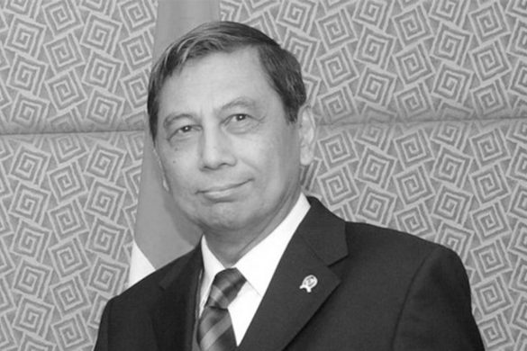 Mantan Menteri Pertahanan Republik Indonesia, Juwono Sudarsono, meninggal dunia pada Sabtu (28/3/2026) sekitar pukul 13.45 WIB di Rumah Sakit Pondok Indah. Kepergiannya meninggalkan duka mendalam, baik bagi keluarga, akademisi, maupun kalangan pemerintahan yang mengenalnya sebagai sosok berdedikasi tinggi.