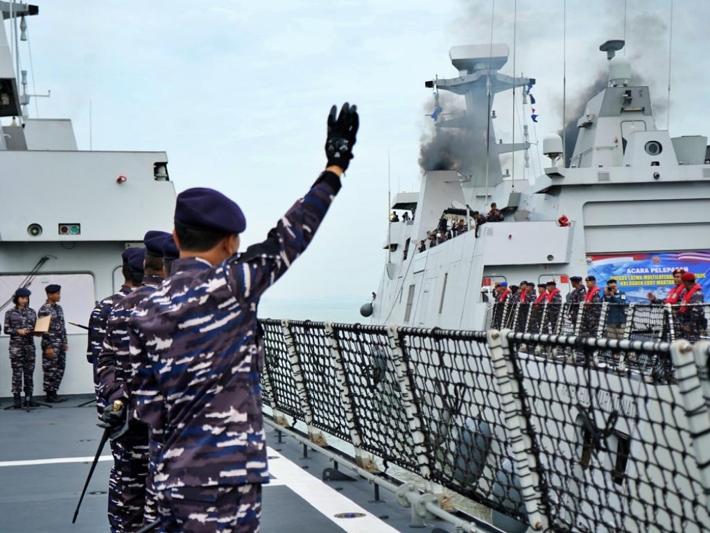keberangkatan KRI Raden Eddy Martadinata-331