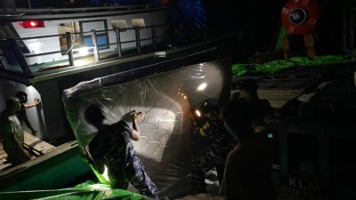 Kapal Angkatan Laut evakuasi korban laka laut