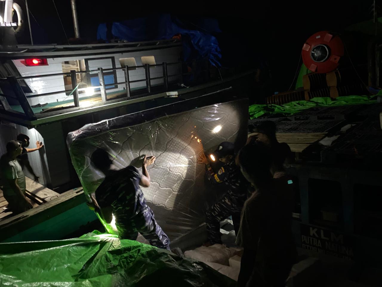 Kapal Angkatan Laut evakuasi korban laka laut