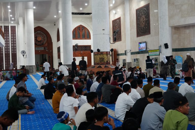 Masjid Agung Baitul Izza, Kabupaten Natuna, pada Jumat (06/03/2026) malam.