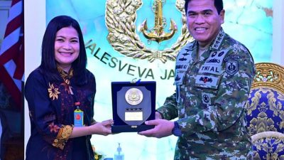 pertemuan antara Kepala Staf Angkatan Laut (Kasal) Laksamana TNI Dr. Muhammad Ali dengan perwakilan Red Bull, Ibu Fransiska dan Bapak Faradi Pramudito