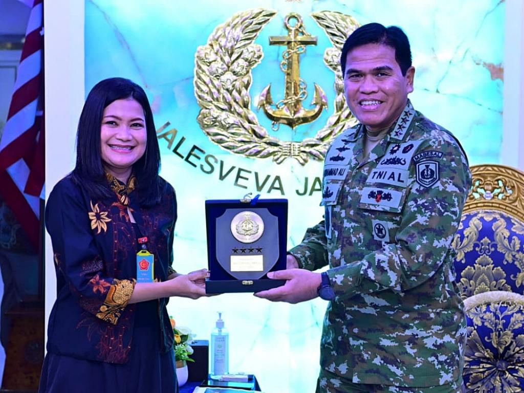 pertemuan antara Kepala Staf Angkatan Laut (Kasal) Laksamana TNI Dr. Muhammad Ali dengan perwakilan Red Bull, Ibu Fransiska dan Bapak Faradi Pramudito