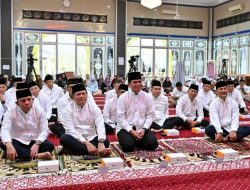 Bulan Suci Ramadan, KASAL Santuni Anak Yatim dan Buka Puasa Bersama Warga di Masjid Nurul Bahri