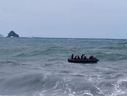 Prajurit TNI AL Selamatkan Empat Nelayan Perahunya Tenggelam