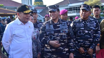 Kepala Staf Angkatan Laut (Kasal) Laksamana TNI Dr. Muhammad Ali, didampingi Menteri Koordinator Bidang Politik dan Keamanan (Menko Polkam) RI Jenderal TNI (Purn.) Djamari Chaniago serta Ketua Badan Amil Zakat Nasional (Baznas) Dr. Ir. H. Sodik Mudjahid