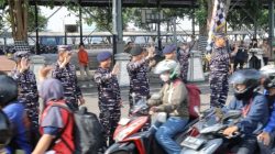 Viral, Prajurit TNI AL Turun ke Jalan di Surabaya, Sambut Haru 1.447 Pemudik Program Kasal Muhammad Ali