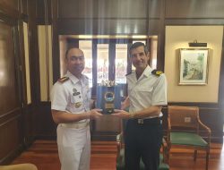 Perkuat Diplomasi Maritim, Angkatan Laut KRI CONOPUS 936 Gelar Courtesy Call