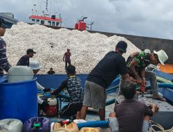 TNI AL dan Nelayan Serasan Jadi Pahlawan bagi 9 ABK Kapal Malaysia Kandas Perairan Natuna