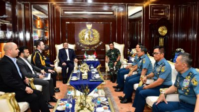 Keterangan Gambar : Kepala Staf Angkatan Laut (Kasal) Laksamana TNI Dr. Muhammad Ali menerima kunjungan kehormatan (Courtesy Call) Duta Besar Iran untuk Indonesia, H.E. Mr. Mohammad Boroujerdi di Mabesal Cilangkap, Rabu (9/4/2025). Foto: Dispenal