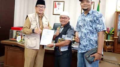Penyerahan resmi Surat Keputusan (SK) APPMBGI kepada Sekretaris Daerah (Sekda) Kabupaten Natuna, Boy Wijanarko.