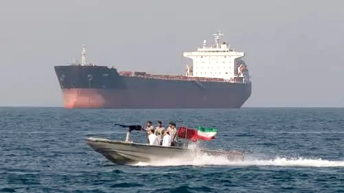 Personel Angkatan Laut Iran tampak mengawal sebuah kapal tanker yang tengah melintasi Selat Hormuz. (Foto: Anadolu Agency)