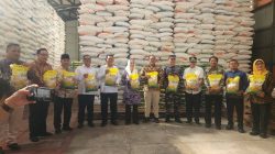 Mustamin Bakri Dampingi Gubernur Ansar Salurkan Bantuan Pangan 2.860 Ton Beras di Natuna