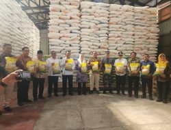 Mustamin Bakri Dampingi Gubernur Ansar Salurkan Bantuan Pangan 2.860 Ton Beras di Natuna