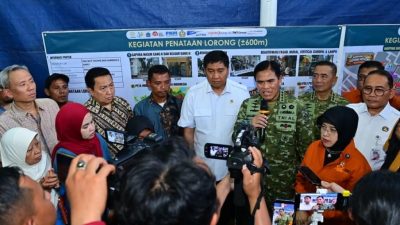 Kepala Staf Angkatan Laut (Kasal) Laksamana TNI Dr. Muhammad Ali bersama Menteri Perumahan dan Kawasan Permukiman (PKP), Maruarar Sirait, secara resmi melakukan peletakan batu pertama (groundbreaking)