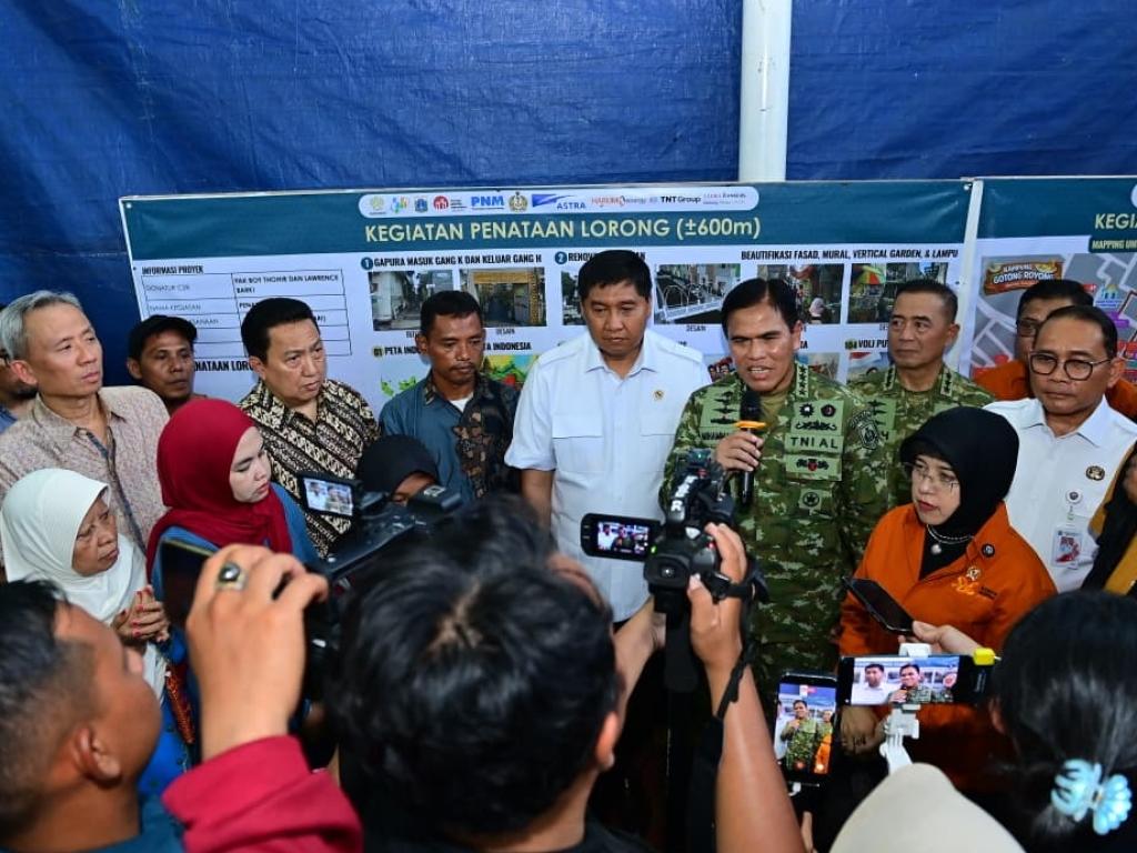 Kepala Staf Angkatan Laut (Kasal) Laksamana TNI Dr. Muhammad Ali bersama Menteri Perumahan dan Kawasan Permukiman (PKP), Maruarar Sirait, secara resmi melakukan peletakan batu pertama (groundbreaking)