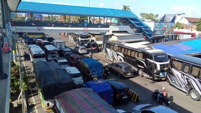 kendaraan antre menyeberang dari Ketapang ke Gilimanuk