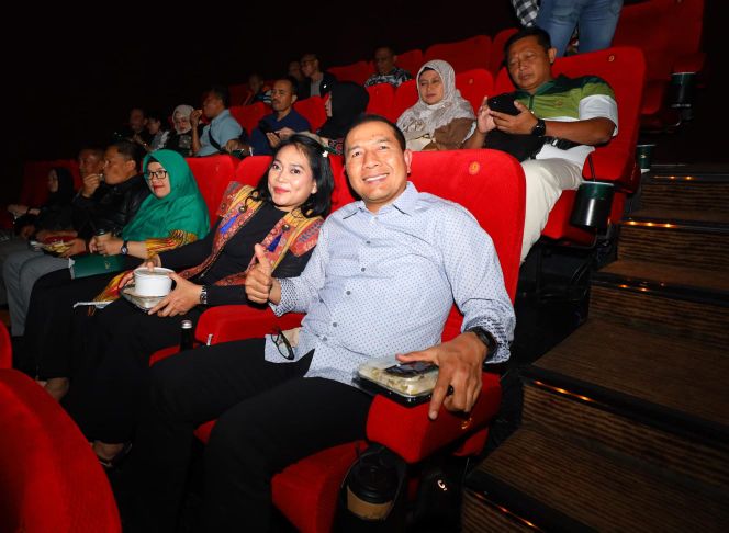 Pangkoarmada II Laksda TNI Alit Jaya bersama keluarga besar Koarmada II nonton bareng film The Hostage's Hero di XXI Tunjungan Plaza Surabaya.