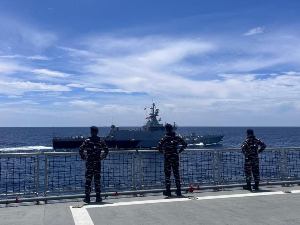 TNI Angkatan Laut bersama Angkatan Laut Malaysia (TLDM) sukses menggelar Passing Exercise (PASSEX) yang berlangsung dinamis di Perairan Laut Jawa.