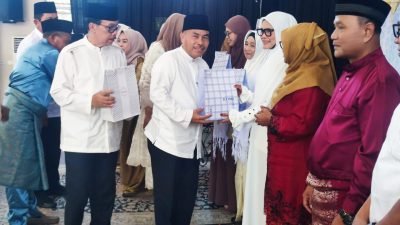 Anggota DPRD Mustamin Bakri berikan bingkisan kepada jemaah haji
