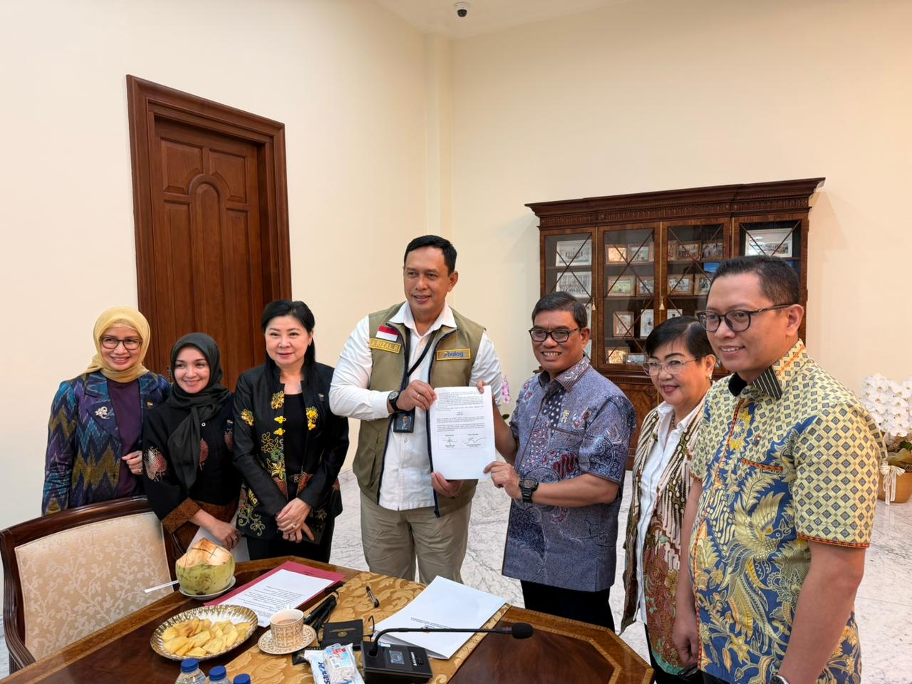 Penandatanganan MoU ini dilakukan oleh Ketua Umum DPP APPMBGI, Dr. Ir. Abdul Rivai Ras, M.M., M.S., M.Si., IPU., ASEAN Eng. (akrab disapa Bro Rivai) bersama jajaran pejabat APPMBGI pusat dengan Direktur Utama Perum Bulog, Letnan Jenderal TNI (Purn) Ahmad Rizal Ramdhani, S.Sos., S.H., M.Han. di Jakarta Senin (6/4/2026)