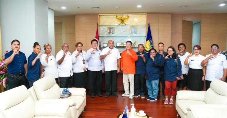 Gubernur Papua, Matius D. Fakhiri foto bersama Ketua DPD I APPMBGI Papua, Tri Jaya Anugerah dan jajaran usai pertemuan, Rabu, 8 April 2026. Foto Papuaterkini