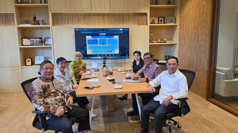 Ketua Umum APPMBGI Abdul Rivai Ras saat melakukan pertemuan strategis dengan Wakil Menteri Kesehatan Benjamin Paulus Octavianus di Jakarta, Jumat (10/4/2026).